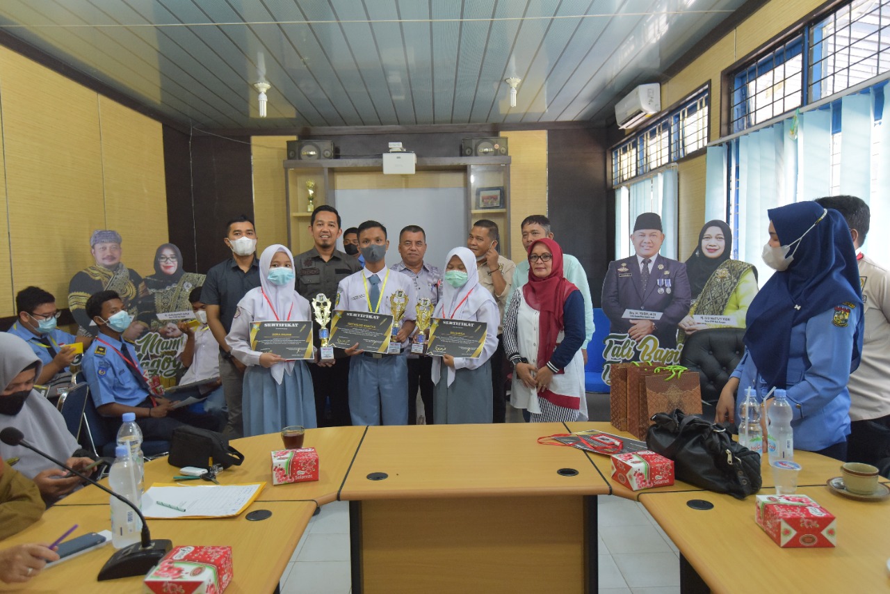 Kadis Kominfo Yuricho Tutup Pelatihan Jurnalis Remaja, dan Serahkan Piala Kepada Peserta Terbaik