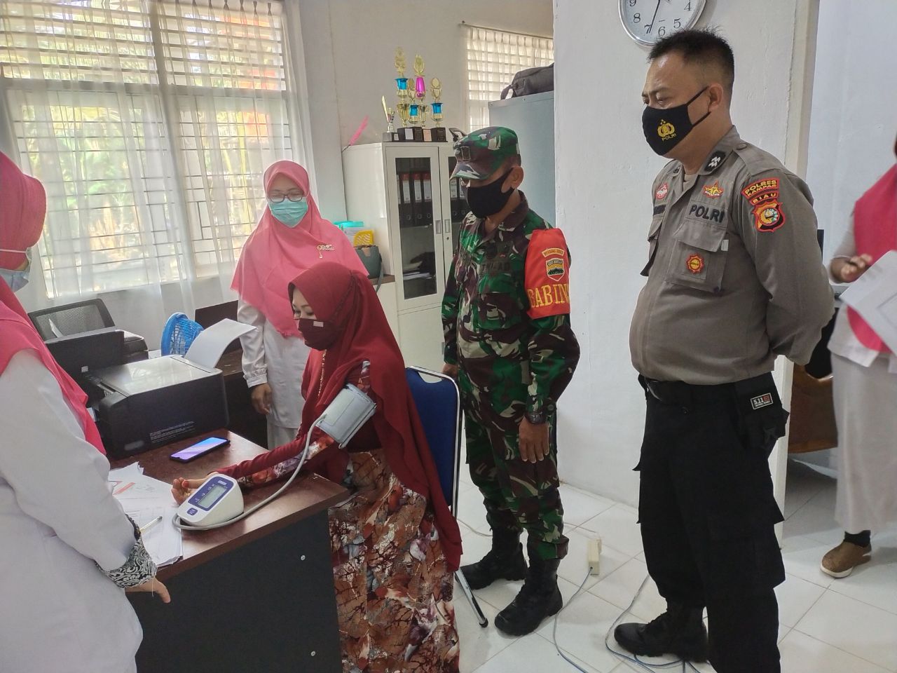 Babinsa Koramil 16/Tapung Bersama Polsek Pantau Pelaksanaan Vaksinasi Tahap Ke II Tenaga Kesehatan
