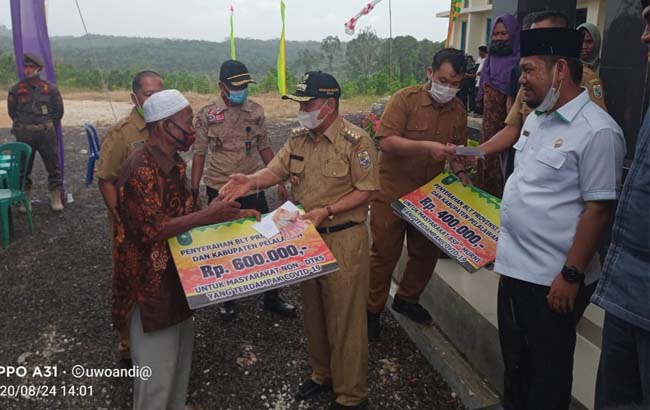 Bupati Pelalawan Serahkan BLT Secara Simbolis di Kelurahan Langgam