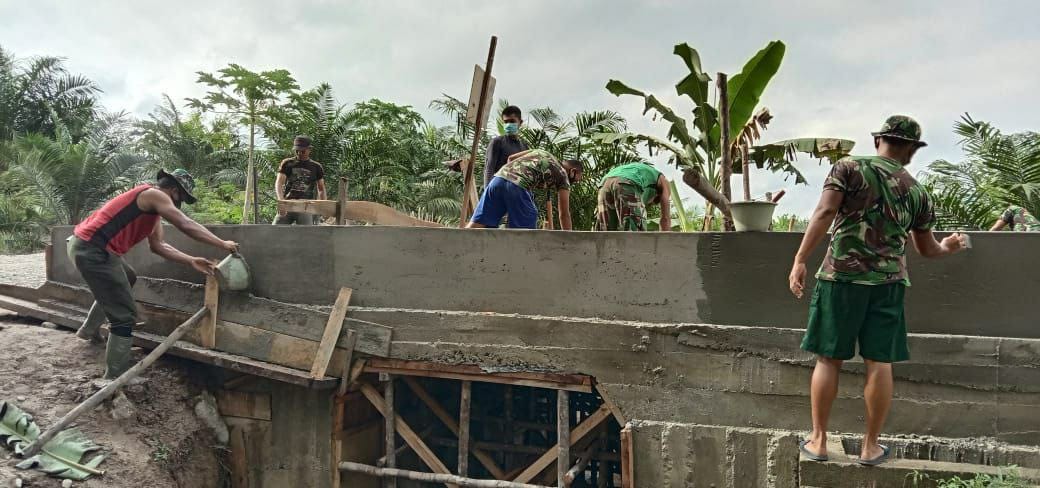 Percepat Finising Box Culvert Bencah Kusuma, Satgas TMMD Ke-110 Kodim 0313/KPR Lakukan Pembenahan