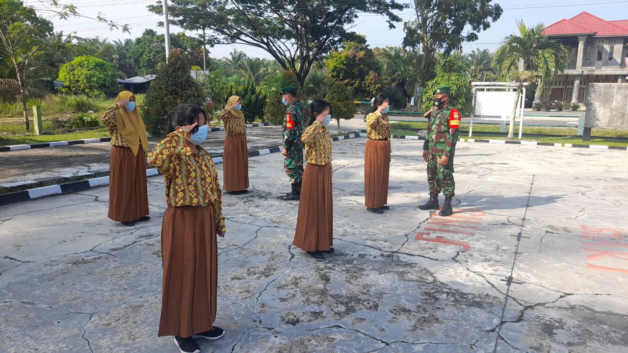 Babinsa Koramil 16/Tapung Latih PBB Siswi SMAN 3 Tapung