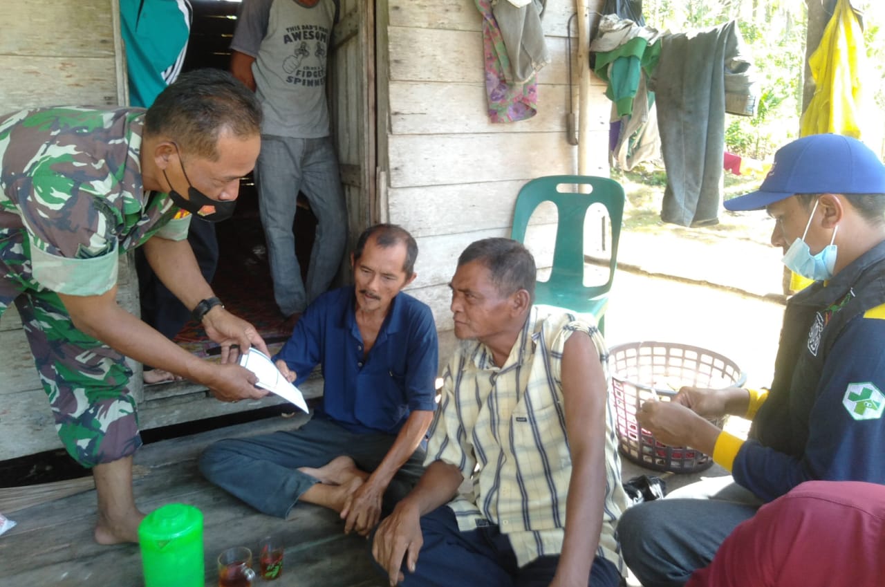 Door To Door Babinsa Dampingi Tim Vaksinasi Terhadap Lansia Di Desa Teluk