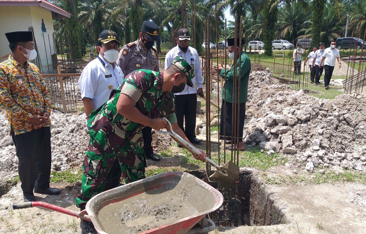 Danramil 10/Kunto Darussalam Kodim 0313/KPR Hadiri Peletakan Batu Pertama di Masjid Baiturohman 
