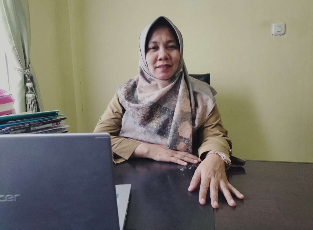 Mudahkan Petani Sawit, Disbunnak Keswan Kampar Bagikan Alat Pasca Panen