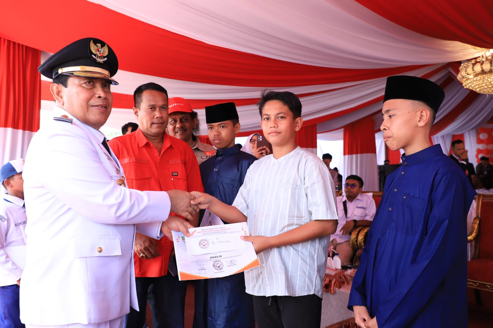 Kerjasama GWI dan Pemkab Rohul, Bupati Sukiman Serahkan Hadiah Kepada Lomba Adzan