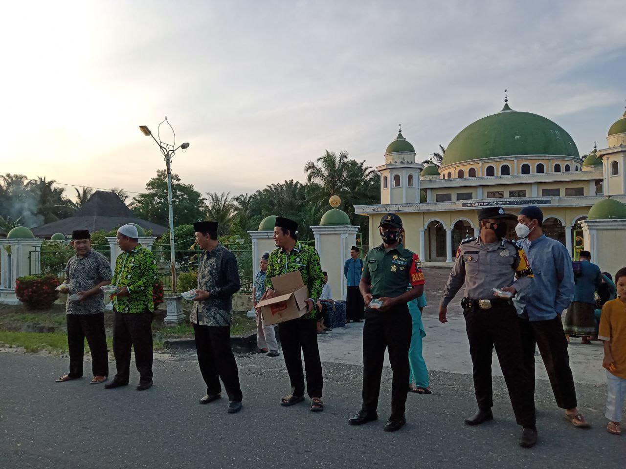 Babinsa Koramil 16/Tapung dan Pemdes Tapung Lestari Bagikan Takji