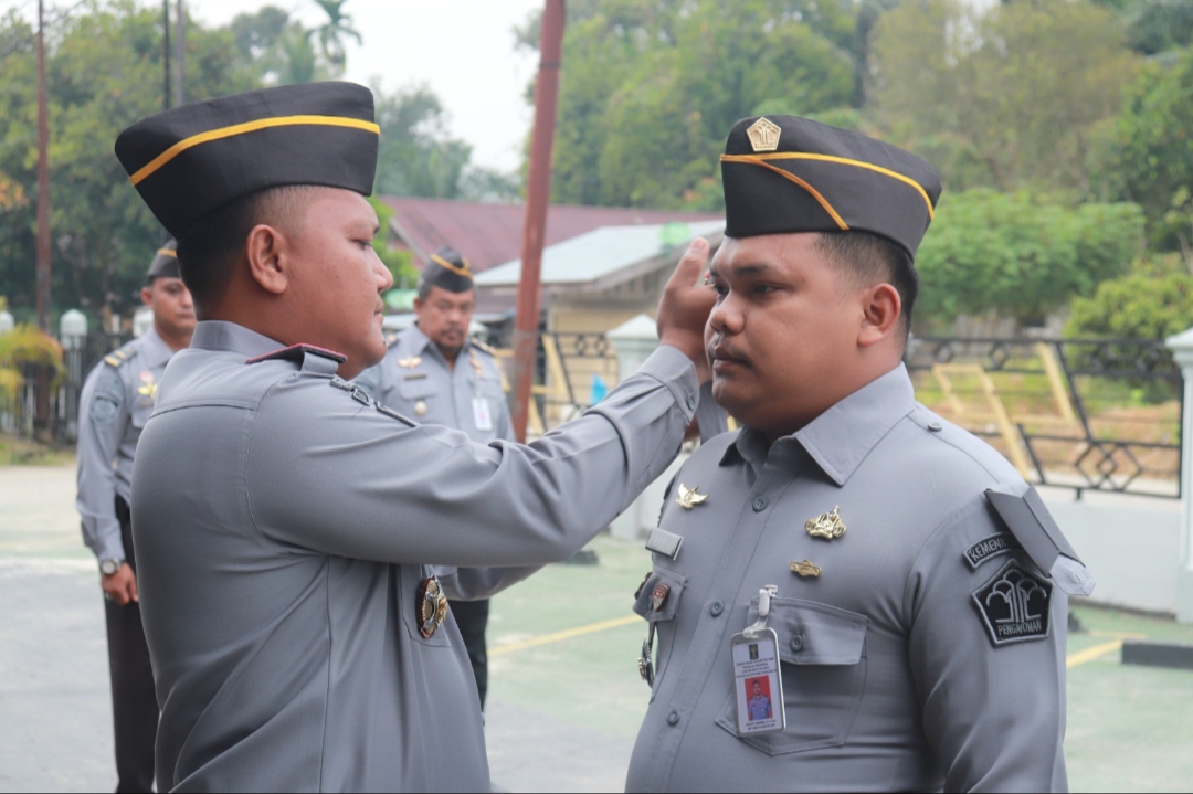 Apresiasi Kinerja Pegawai Kalapas Pasir Pangaraian Sematkan Tanda Kenaikan Pangkat dan Best Employee