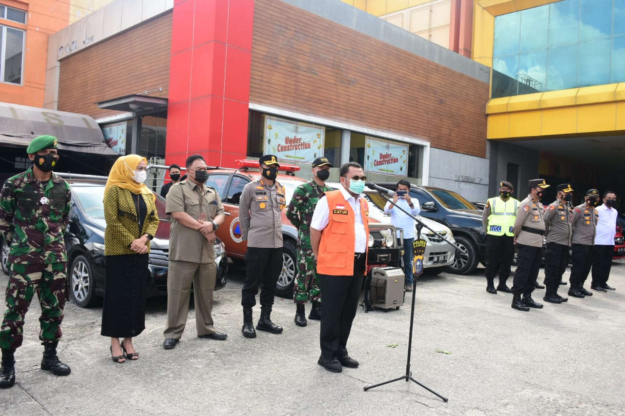 Bupati dan Forkopimda Kampar, Bagikan Masker di Depan Ramayana Bangkinang