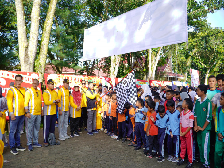 Peringati HUT HGN dan PGRI, Pj Bupati Diwakili Kabid Pemuda dan Olah Raga Lepas Peserta Jalan Santai