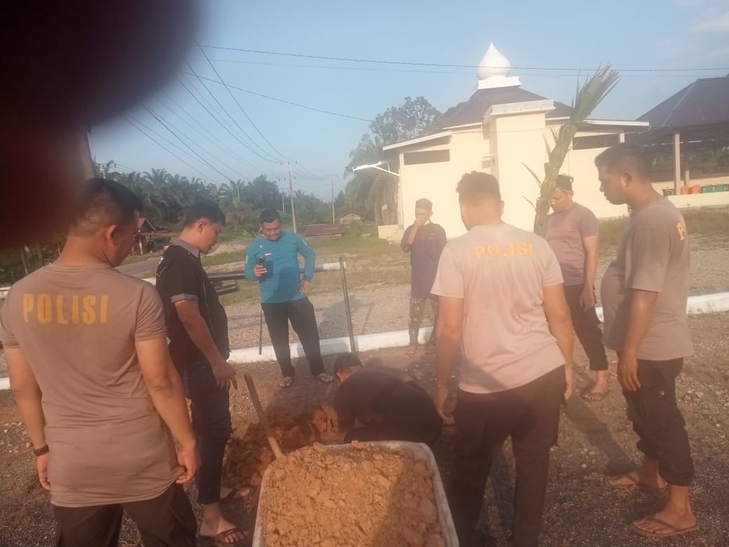 Kapolsek Rambah Samo Toto Nurdianto dan Anggota, Melakukan Giat Penanaman Pohon Kelapa