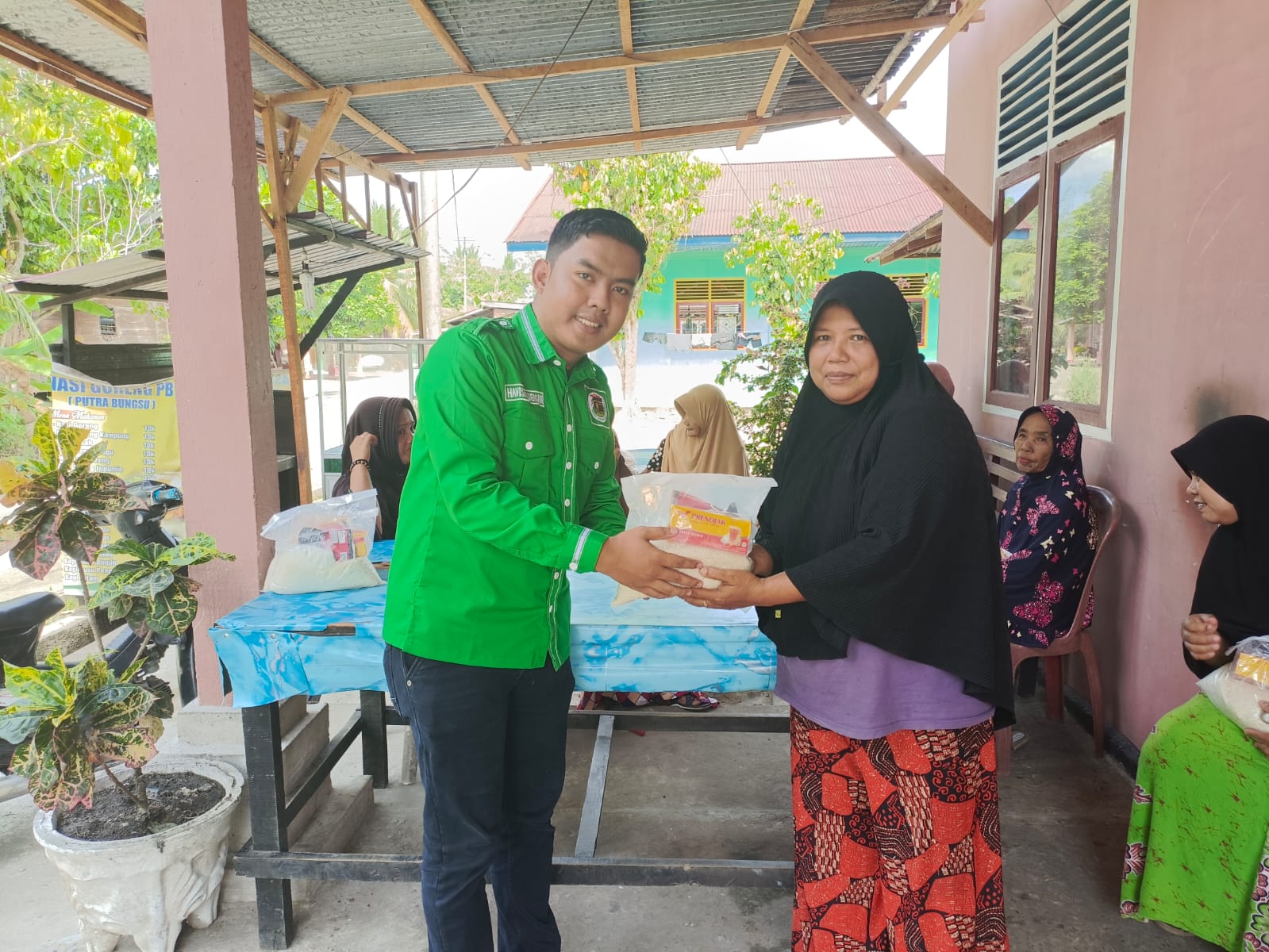 Peduli Sesama, DPC PPP Kampar Bagikan Paket Sembako di Beberapa Kecamatan