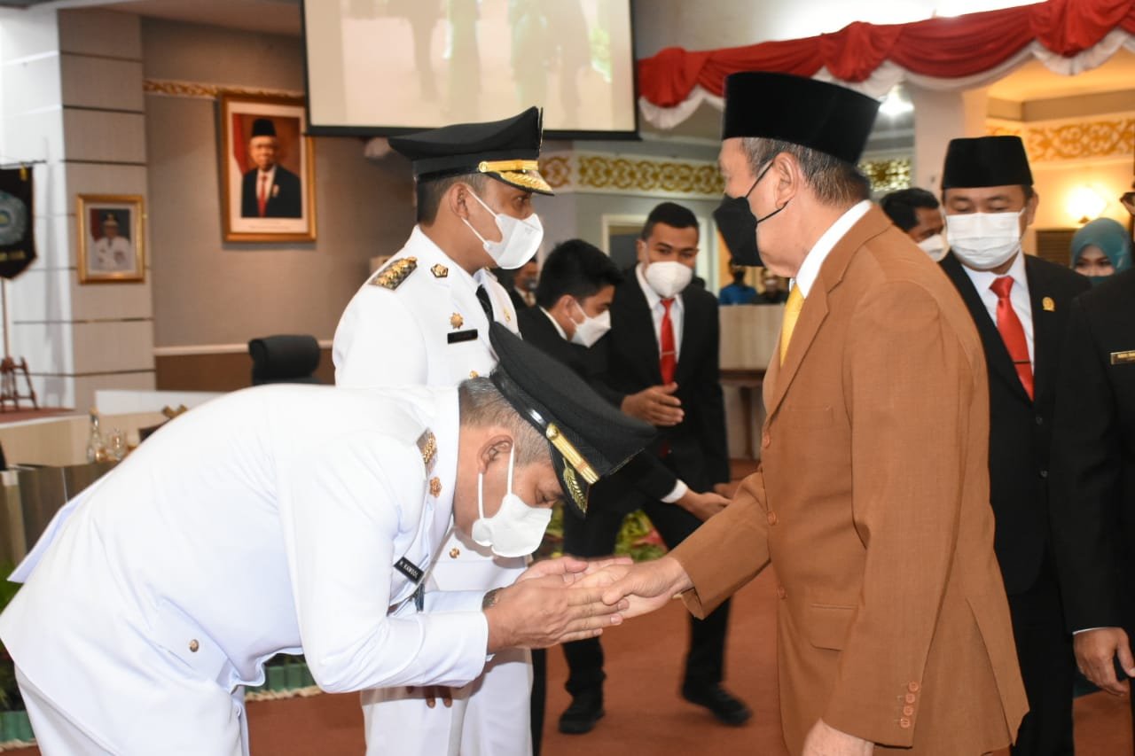 Kamsol Resmi Dilantik Gubri Sebagai Pj Bupati KamparÂ dan Pj Walikota Pekanbaru Muflihun