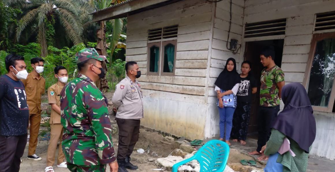 Tracing Contact Covid-19, Babinsa Dampingi Tim Tracer Puskesmas