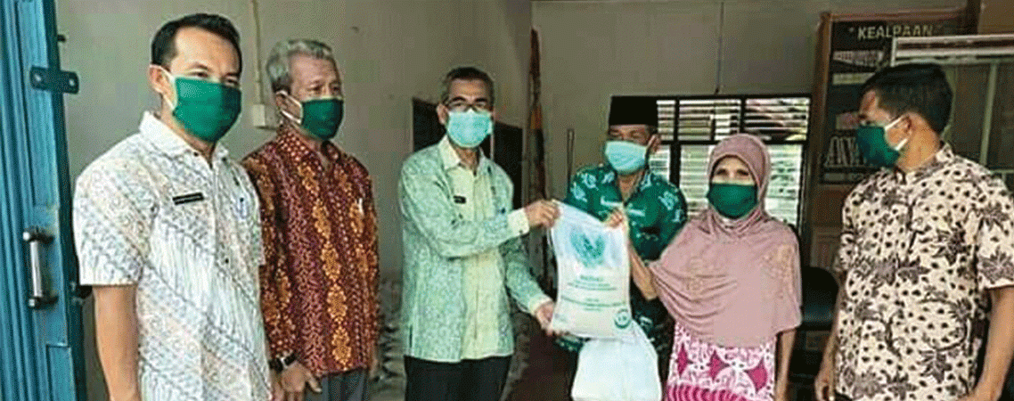 Bupati bersama Baznas Kuansing Salurkan Sembako Sebanyak 670 Paket di 6 Kecamatan