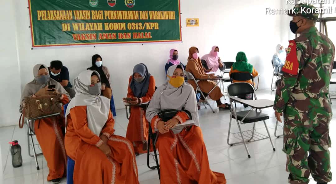 Babinsa Koramil 08/Tandun Dampingi Purnawirawan dan Warakawuri  Vaksinasi