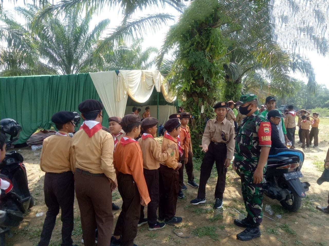Babinsa Koramil 01/Bkn Monitoring Kegiatan Super Camp di Bumi Perkemahan Sei Ngoland Islan Kuok