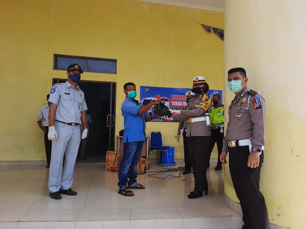 Kasat Lantas Polres Siak Salurkan Bantuan Sembako Kepada Supir.