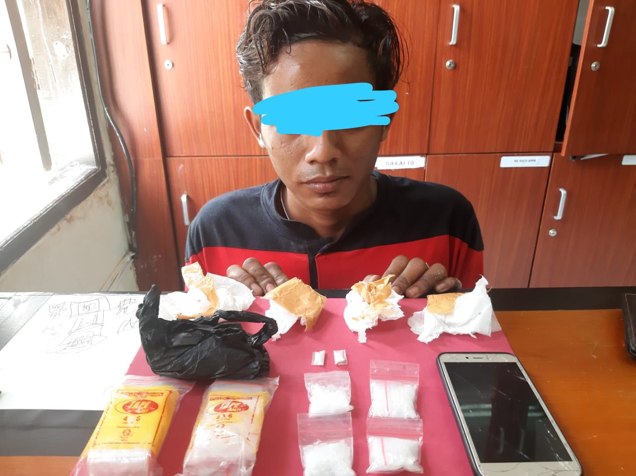 Edarkan Narkotika Jenis Sabu, 2 Orang Pria Ditangkap Satuan Reserse Narkoba Polres Siak.