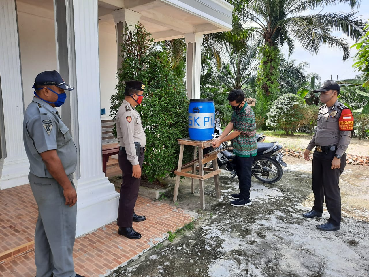 Personil Gabungan Tiga Pilar Kec. Minas Sosialisakan Penerapan Prokes Covid 19 Ditempat Ibadah