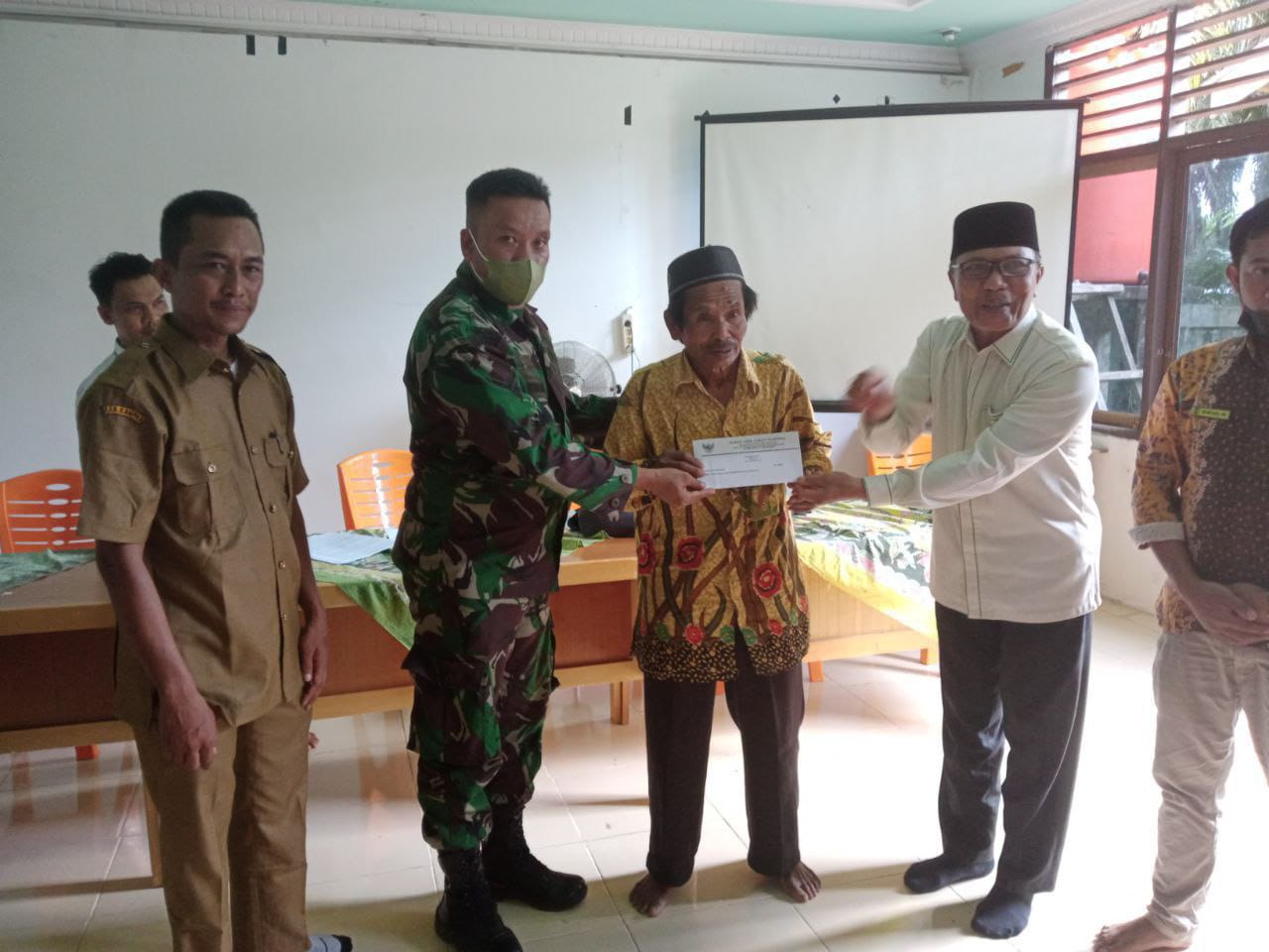 Babinsa Koramil 16/Tapung Dampingi Penyaluran Zakat Dari Baznas Untuk Guru Ngaji