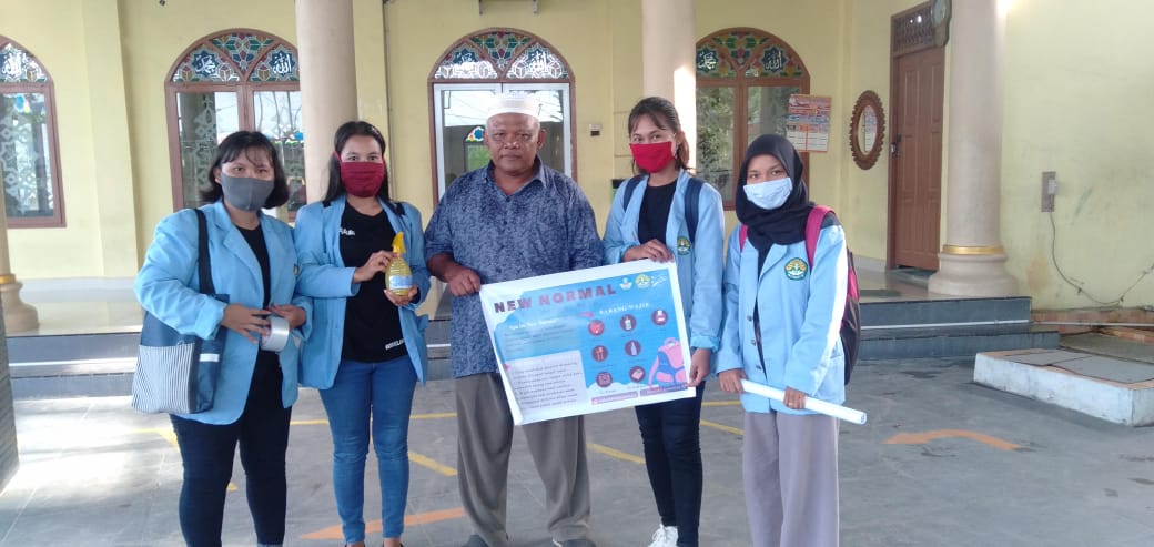 Tim Relawan Desa Lawan C-19 Asal UNRI Bagikan Antiseptik Alami & Sebarkan Spanduk Di Kelurahan Kandi