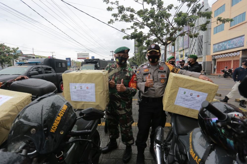 Polda Riau Bagikan Ratusan Ribu Masker