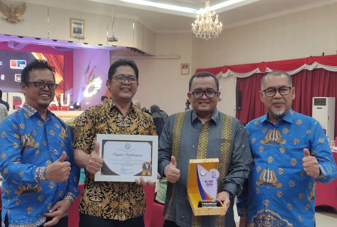 Gubri Riau Dinobatkan Tokoh  Inspiratif Penyiaran KPID Riau Award 2023, Kadis Kominfo Rohul Hadiri