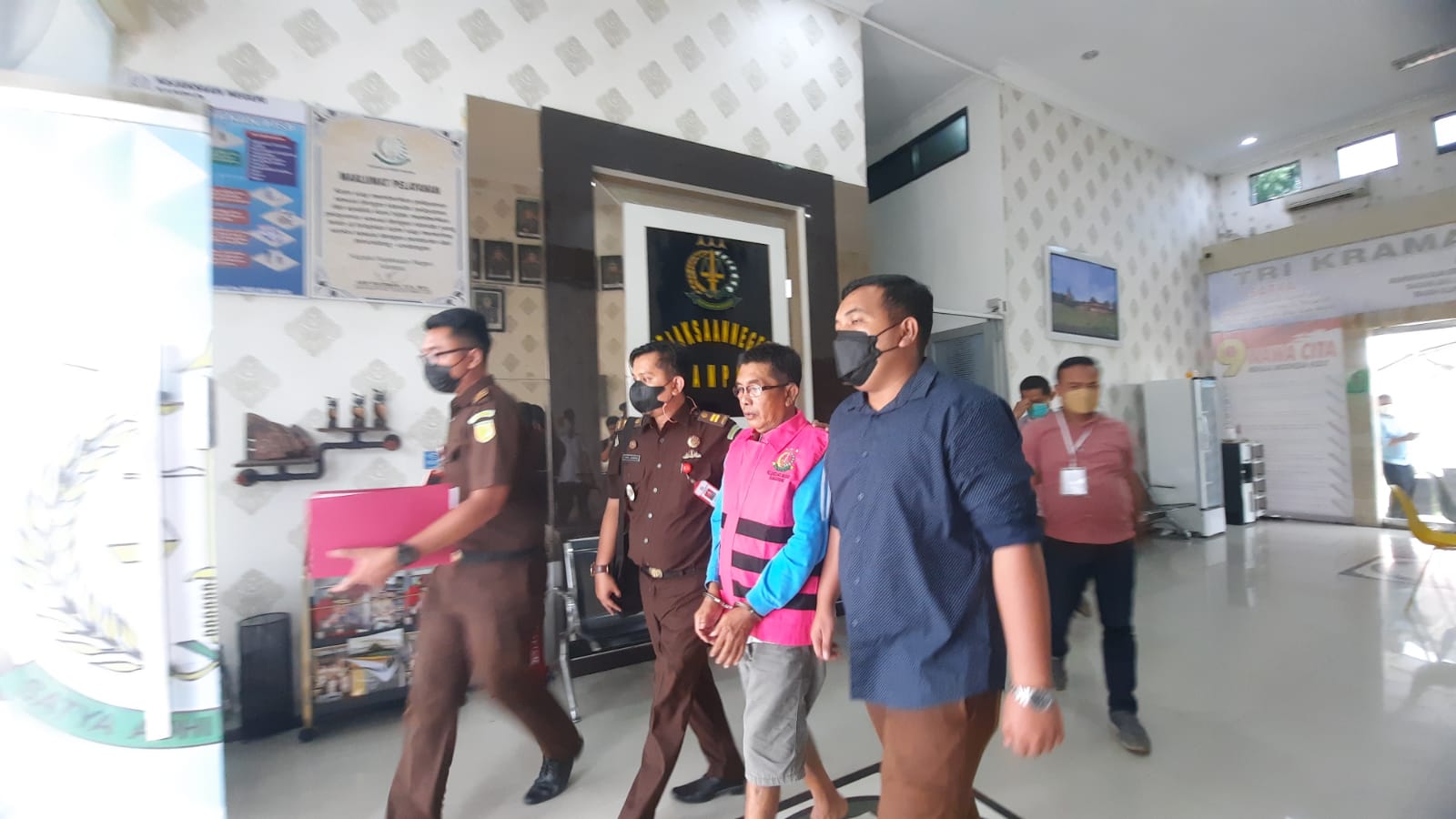 Mangkir di Panggil Alasan Gangguan Kejiwaan, Exs Camat di Kampar Riau di Tahan Kejari Kampar