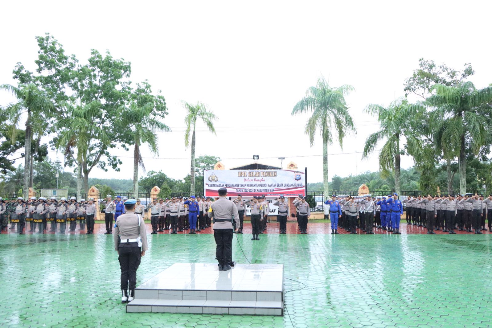 Walau Diguyur Hujan, Apel Pasukan Kesiapsiagaan Pemilu 2024 Dipimpin Kapolres Siak Asep Sunarwadi