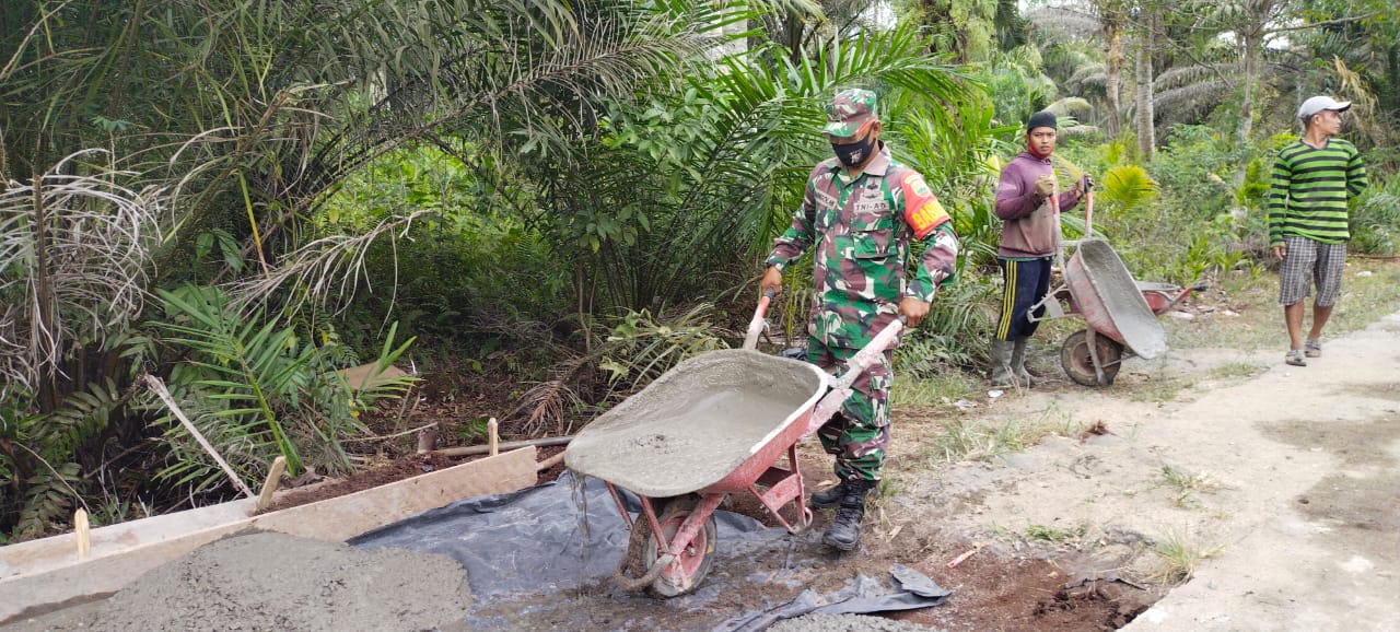 Penuh Semangat, Babinsa dan Warga Garap Semenisasi Jalan
