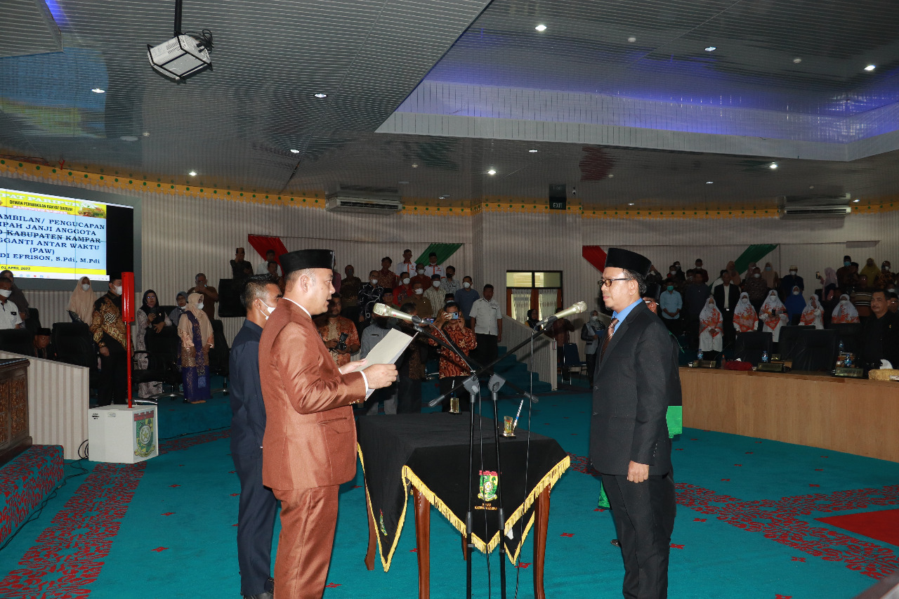 Ketua DPRD Kampar Muhammad Faisal Lantik PAW Anggota DPRD dari PKS Edy Efrison