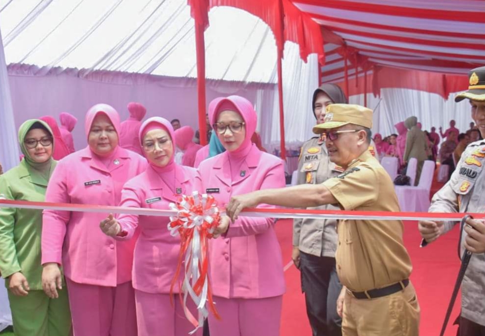 Ketua Bhayangkari Daerah Riau Resmikan MCK PDTA Darul Ulum Didampingi Pj Bupati
