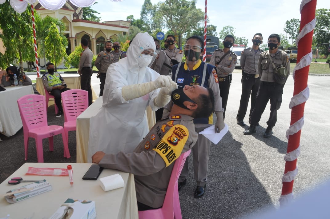 Antisipasi Penyebaran Covid - 19 Polres Siak Lakukan Tes Swab Kepada Personel.