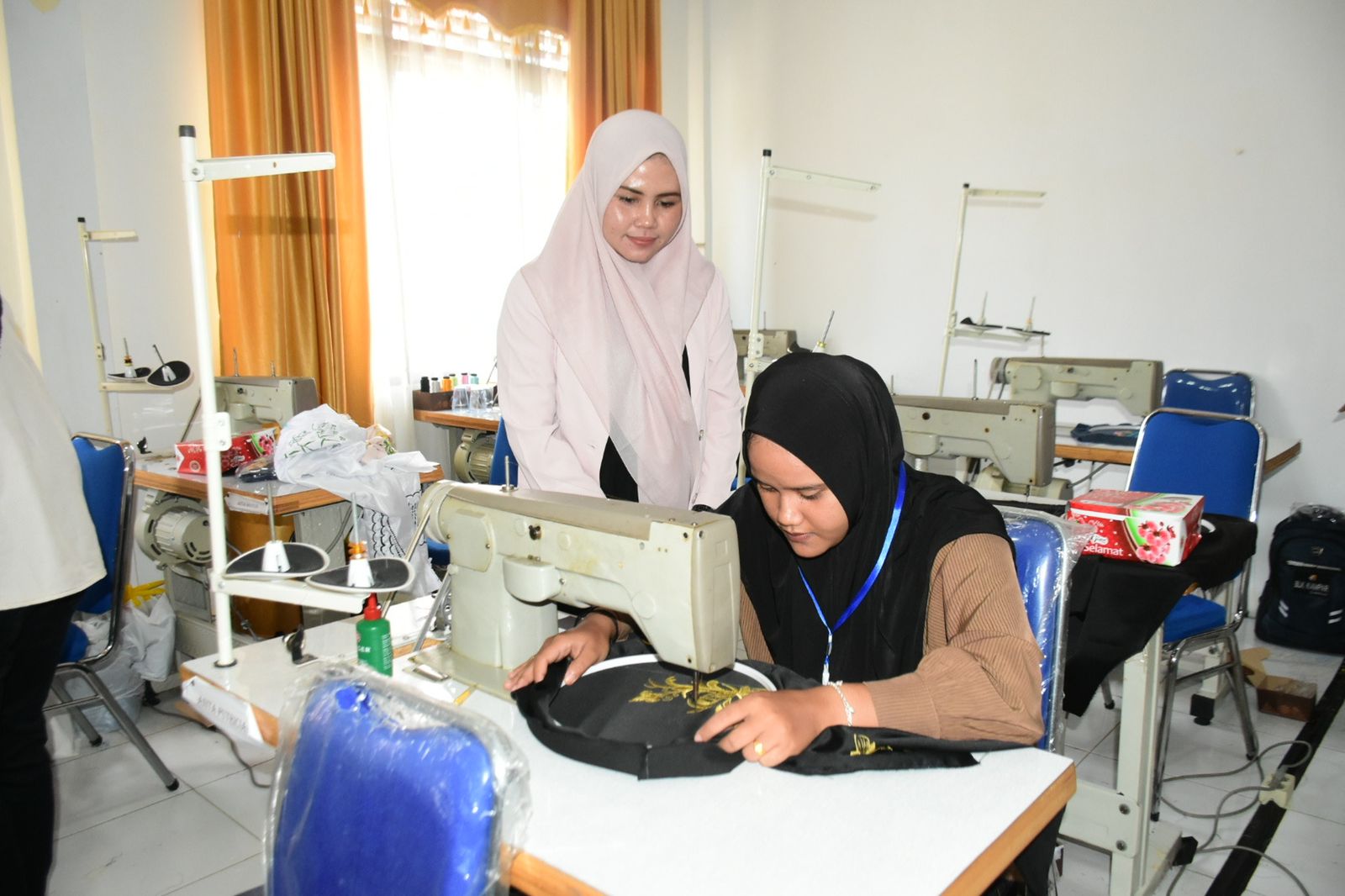 Pelatihan Jahit Bagi Masyarakat Ketua Dekranasda Kampar, Tinjau Pelatihan Menjahit, Bordir dan Tik