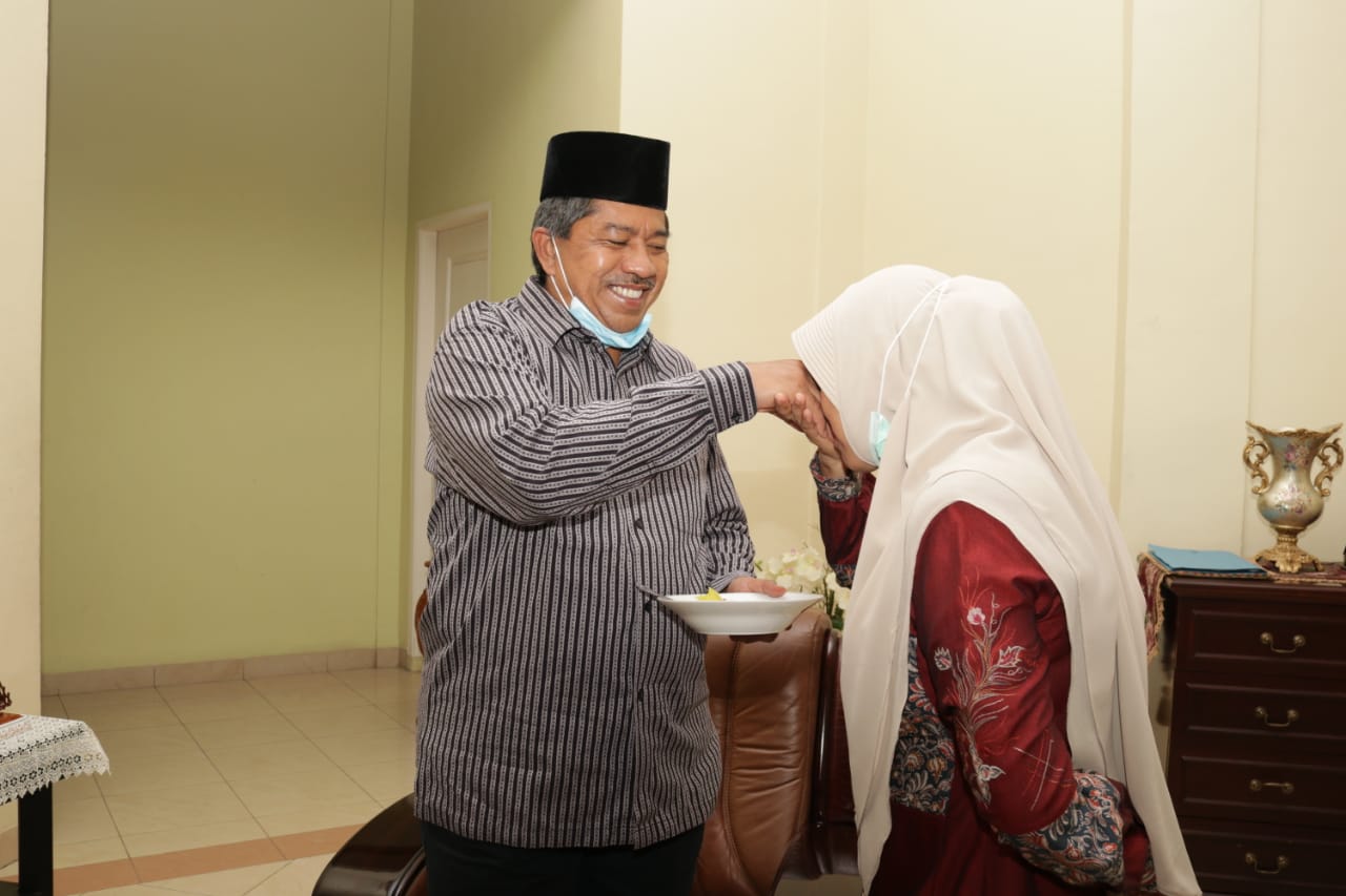 Di Hari lahirnya, Rasidah Dapat Kejutan Spesial Dari Anak Dan Suami