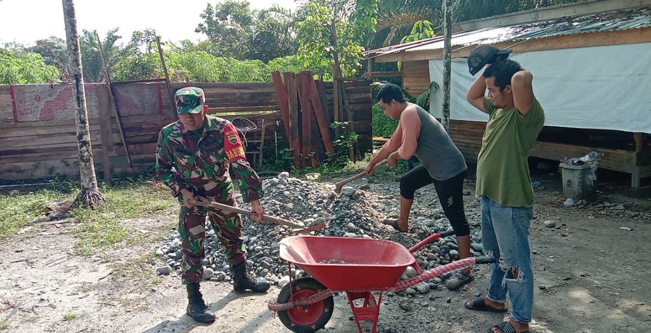 Babinsa Koramil 07/Kampar Gotong Royong Dengan Warga Semenisasi Jalan