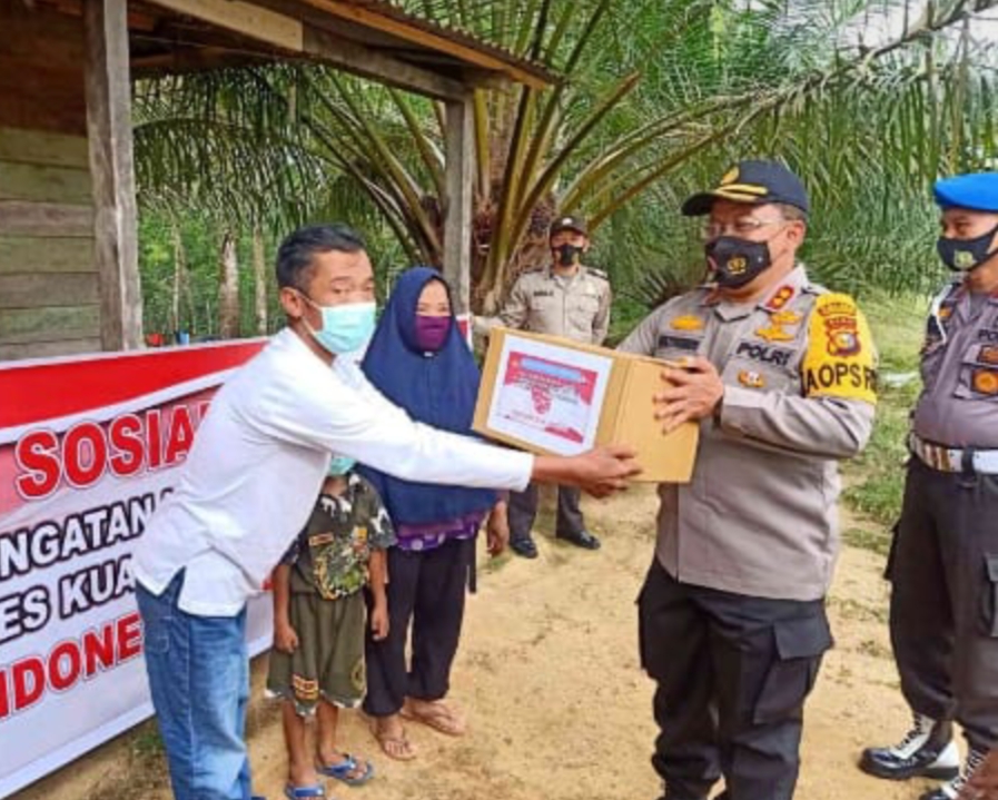 Sambut HUT RI ke- 75, Polres Kuansing Salurkan 1000 Paket  Sembako Kepada Warga Terdampak Covid - 19