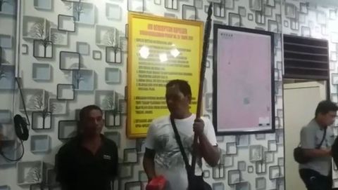 Ditombak Karena Pasang Musik Terlalu Keras