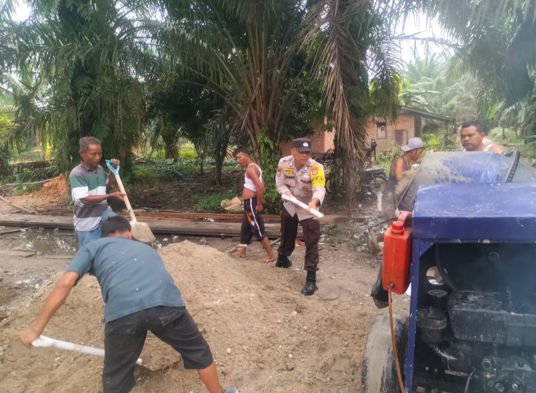 Polsek Tambusai Gotong Royong Bantu Pembangunan Mesjid Di Desa Sungai Kumango