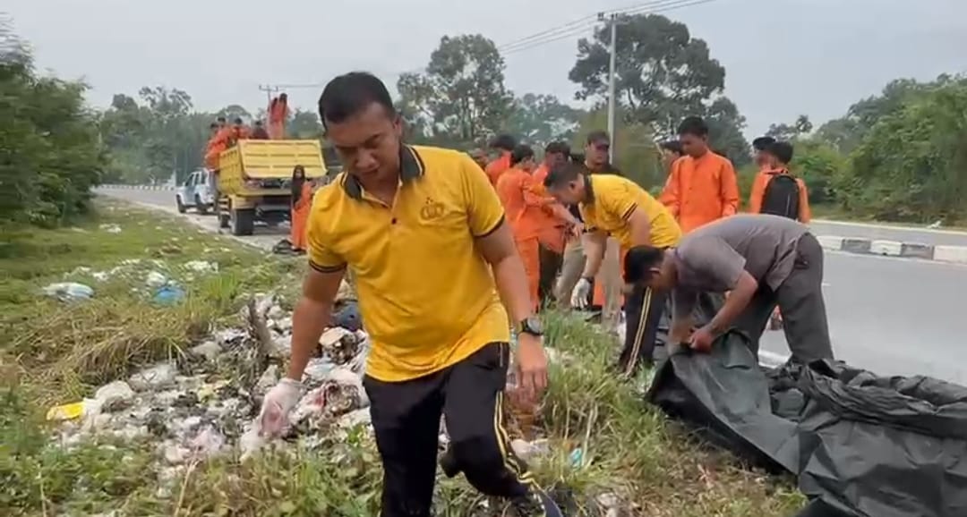 Jumat Bersih, Kapolsek dan Jajaran Bersihkan Sampah di Sepanjang Jalan di Desa Balam Jaya