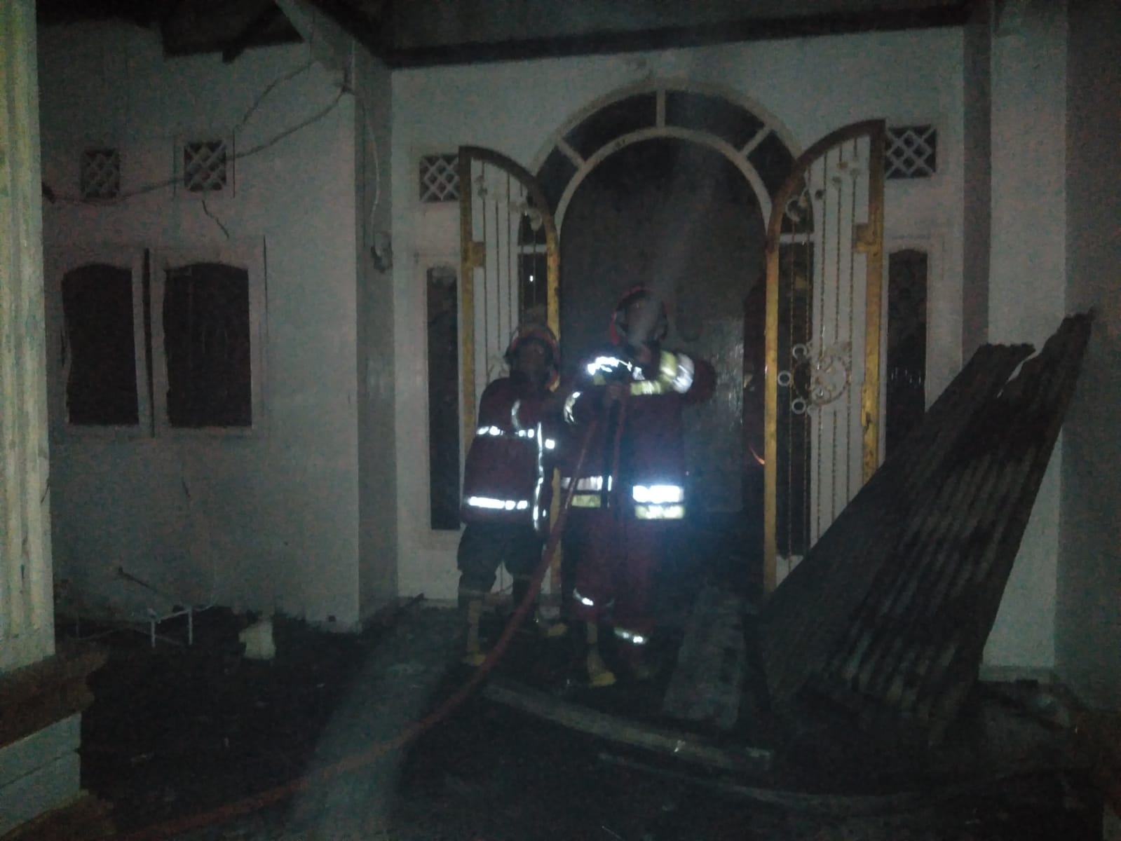 Kebakaran Rumah Kembali Terjadi di Desa Sungai Tonang, Petugas Damkar Berjibaku Padamkan Api