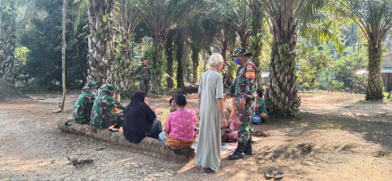 Babinsa Koramil 08 /Tandun dan Satgas TMMD Ke-110 Kodim 0313 /KPR Lakukan Komsos