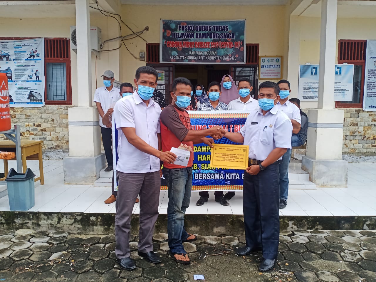 New Normal Semangat Bupati Siak Alfedri Serahkan Sertifikat Tora di Kecamatan Minas