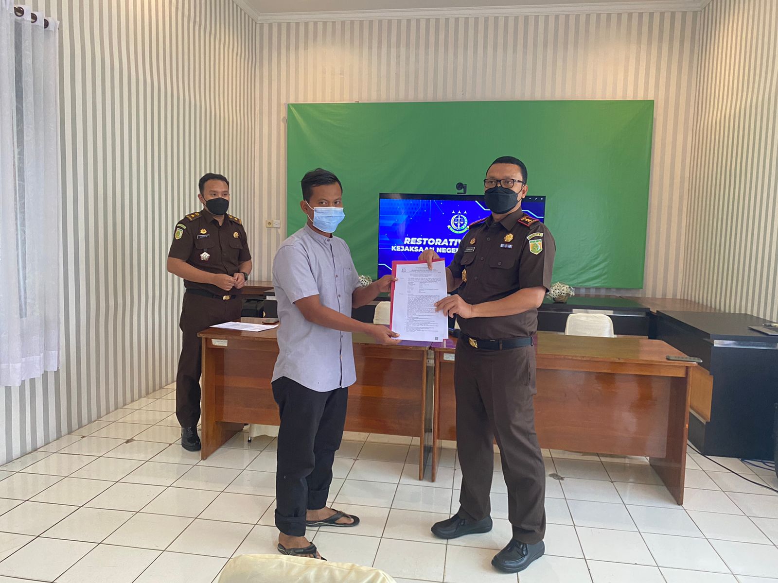 Kejari Inhu Gelar Penetapan Penghentian Penuntutan Restorative Justice Terhadap 2 Tersangka Berbeda