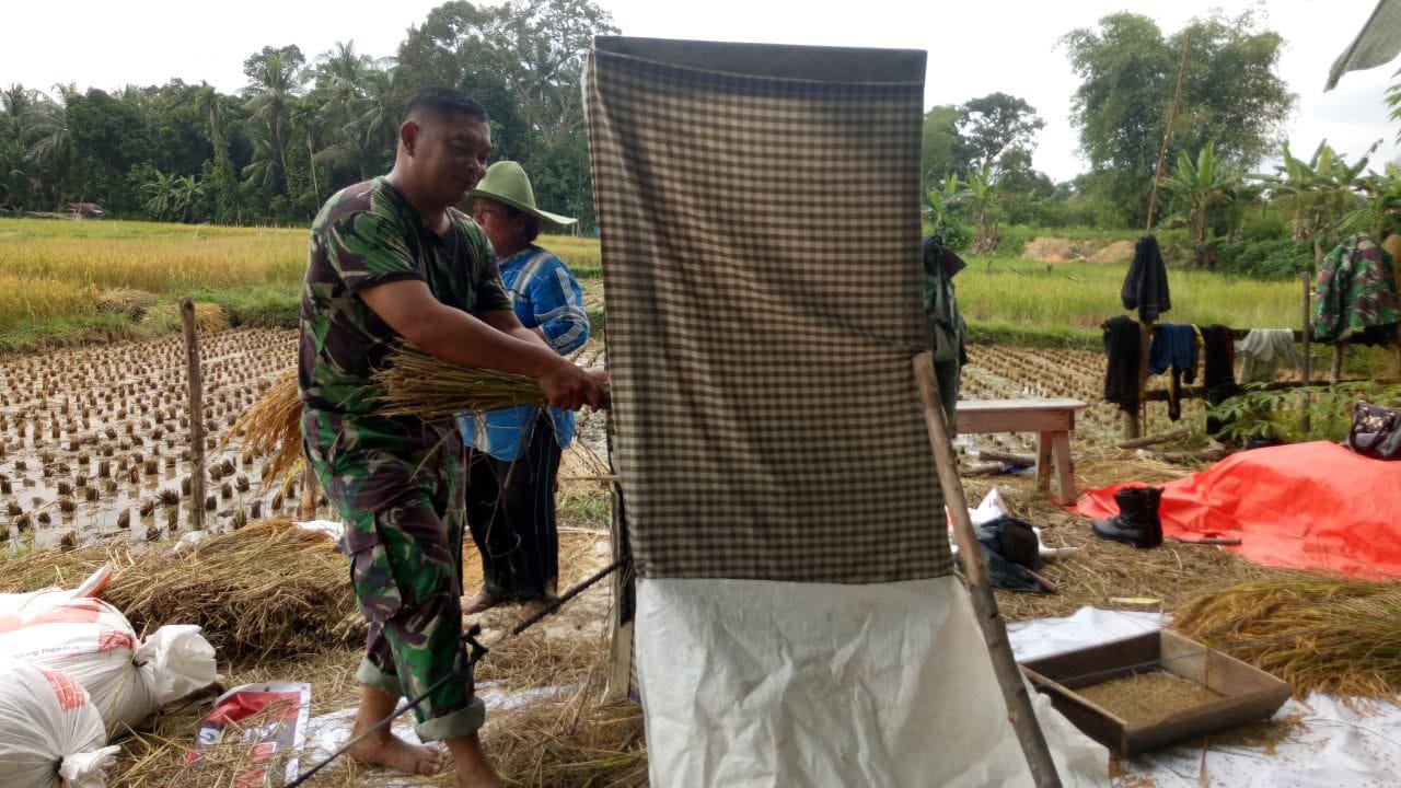 Dukung Pencapaian Vaksinasi, Babinsa Koramil 10/Kunto Darusalam Laksanakan Pemantauan