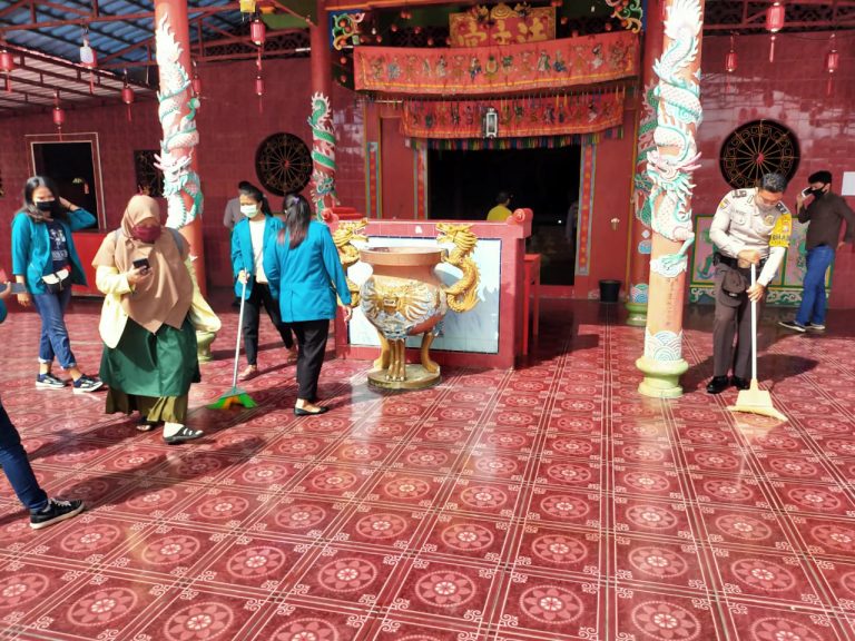 Sambut  Hari Bhayangkara ke-74 Polsek Tualang Adakan Bakti Sosial Bersih - Bersih di Klentheng Huat 