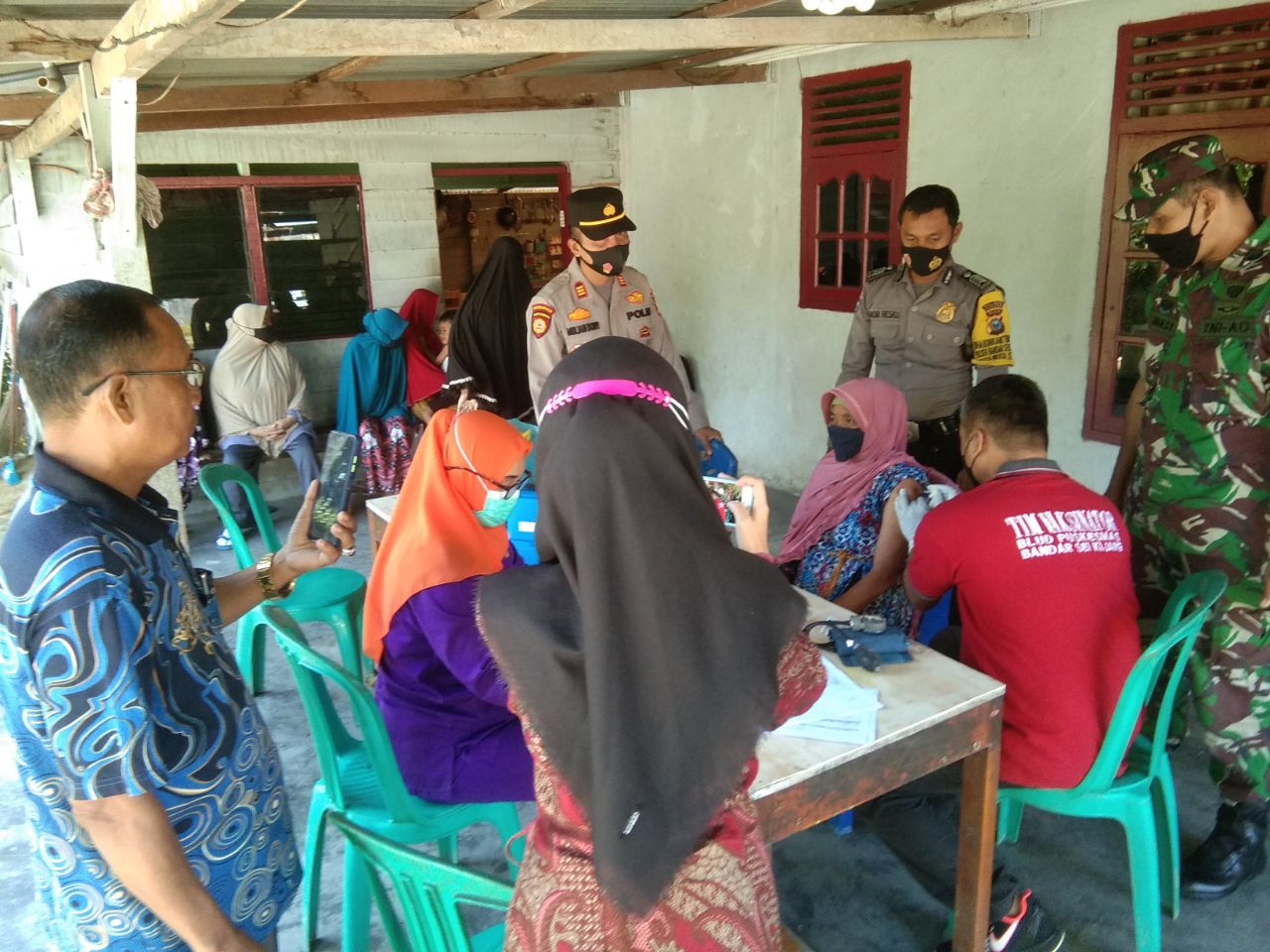 Tiga Pilar Desa Muda Setia Dampingi Tim Nakes Lakukan Vaksin Door to Door