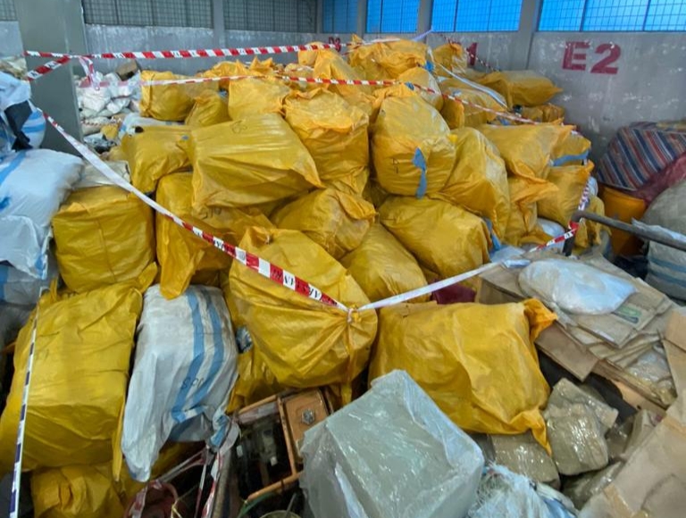 Kanwil Bea Cukai Serahkan Tersangka dan BB Penyelundupan Pakaian Bekas ke Kejati Riau