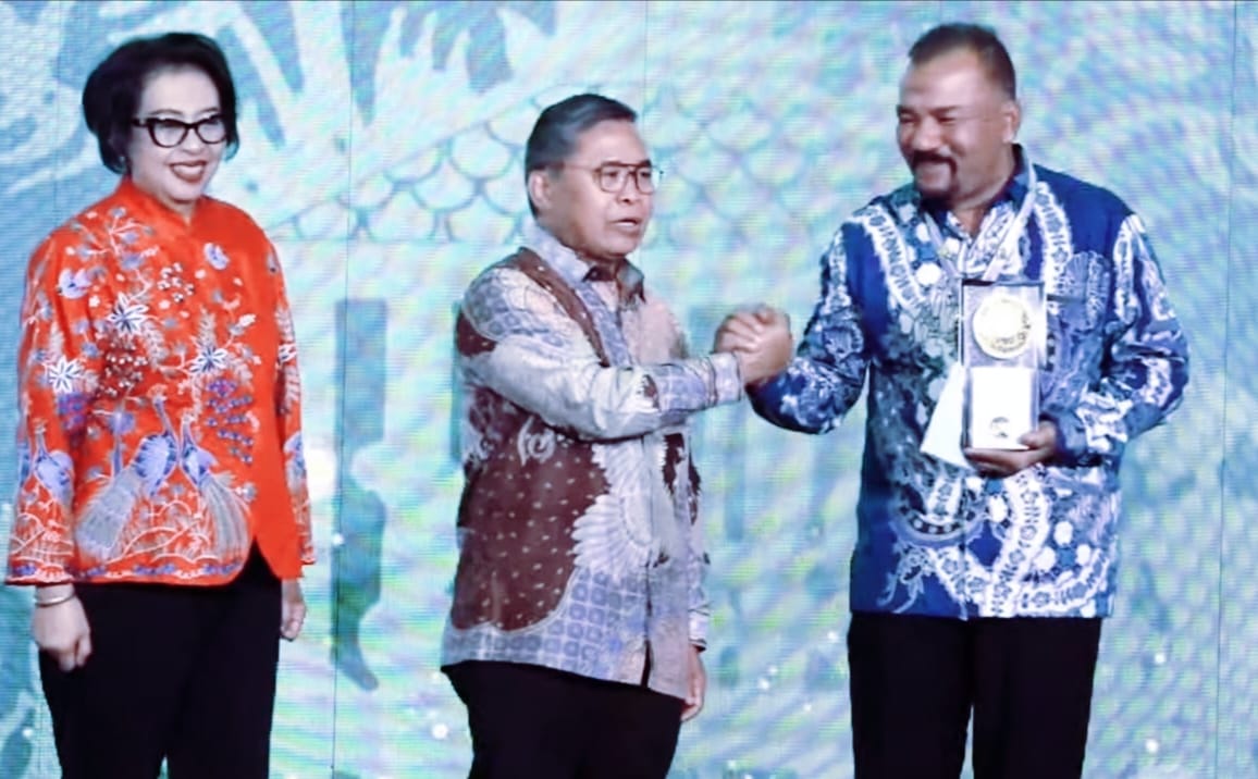 Pemkab Rohil Raih Piala Adilura Tahun 2023 Dengan Kategori Kota Kecil Dari KLHK