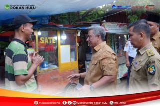 Peduli Ekonomi Rakyat, Bupati Anton Pantau Langsung Bazar UMKM Rohul